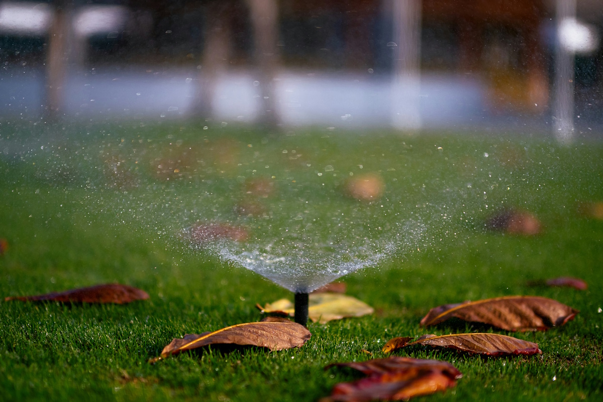Sistema de riego automático con aspersor en jardín de Altafulla